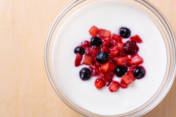 ミックスベリーをのせたヨーグルト