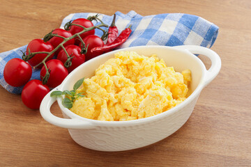 Scrambledd egg in the bowl