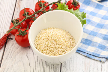 Raw sesame seeds in the bowl