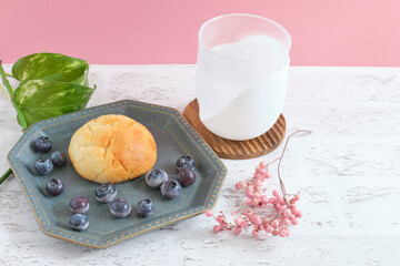 焼き菓子と冷凍ブルーベリー