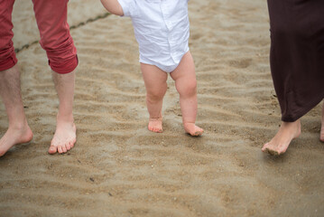 Fototapeta na wymiar Parents et enfant à la plage