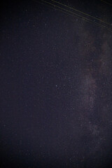 어두운 밤하늘에 빛나는 별과 은하수