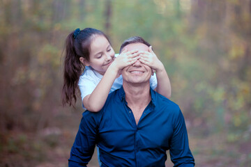 Daughter makes surprise to her dad