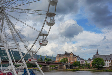 Bernkastel-Kues Rheinland-Pfalz Fachwerk Umgebinde Brunnen Historisch Mosel Weinhänge