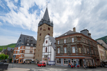 Obraz premium Bernkastel-Kues Rheinland-Pfalz Fachwerk Umgebinde Brunnen Historisch Mosel Weinhänge