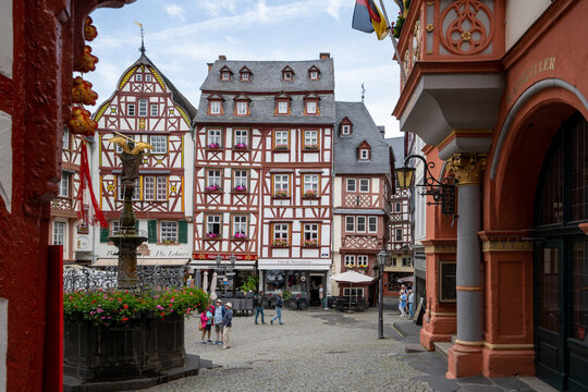 Bernkastel-Kues Rheinland-Pfalz Fachwerk Umgebinde Brunnen Historisch Mosel Weinh&auml;nge