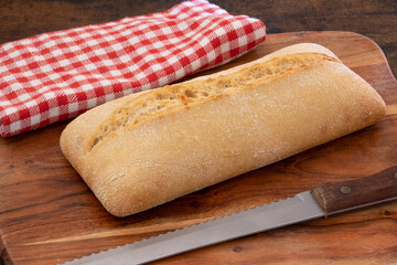 pain ciabatta sur une planche à découper