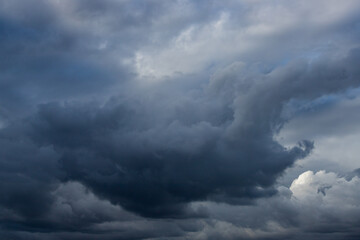 夏の空の暗い雨雲の風景
