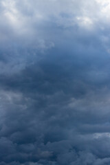 夏の空の暗い雨雲の風景