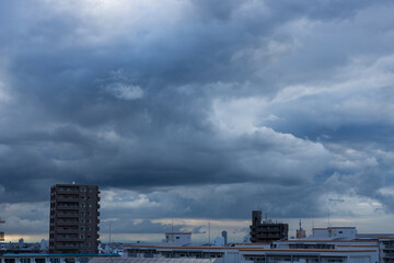 夏の名古屋市の街並みと上空の雨雲の風景