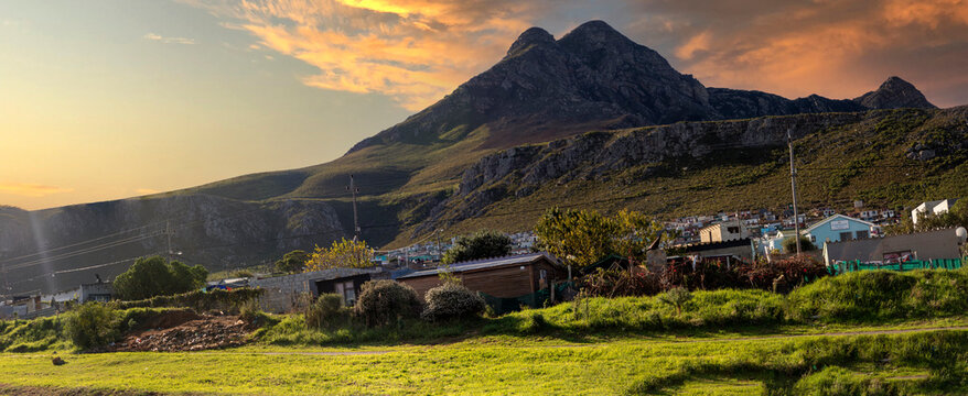 Panoramic view of a sunset on the roads of South Africa, near the cities of Hermanus, Gansbaai and Cape Town, this is a beautiful spectacle of the contrast of mother nature.