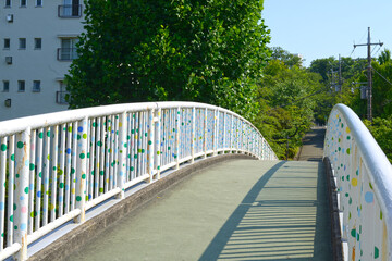 夏の団地の歩道橋