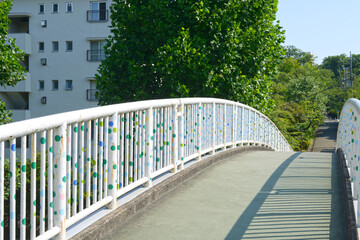 夏の団地の歩道橋