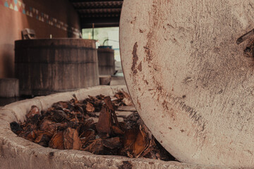 Proceso artesanal destilado de mezcal y tequila
