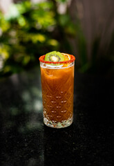 Preparación de coctel con mezcal y tequila