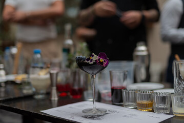 Coctel refrescante de arandanos con flor comestible