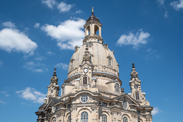 Fototapeta na wymiar Baroque Frauenkirche church in Dresden