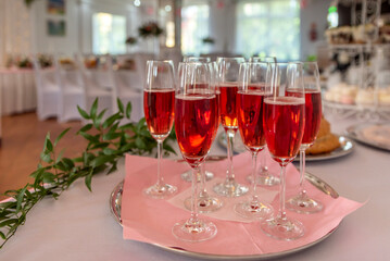 Kieliszki z płynem na przyjęciu weselnym