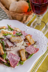Salad with prosciutto