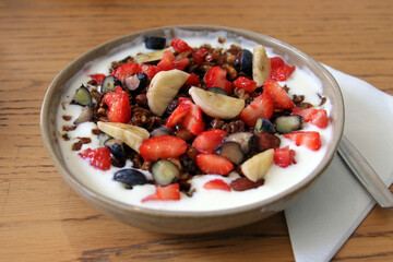granola bowl mit frischen früchten