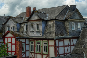 Fototapeta na wymiar Historische Fachwerkhäuser und Schieferdächer in Wetzlar