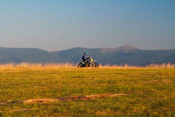 Obraz premium cross motor on the background of mountains. motorbike ride. riding an enduro motorbike
