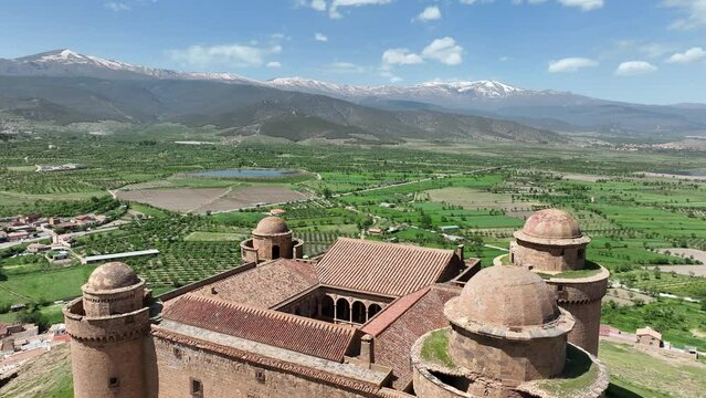 vista a&eacute;rea del hermoso castillo de la Calahorra en la provincia de Granada, Espa&ntilde;a