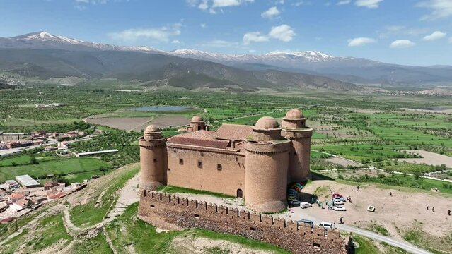 vista a&eacute;rea del hermoso castillo de la Calahorra en la provincia de Granada, Espa&ntilde;a