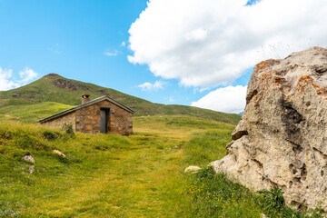 Fototapeta na wymiar Dero Verde mountain refuge in the Ripera valley, Pyrenees