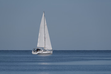 Obraz premium YACHTING - Sailors are sailing on the sea