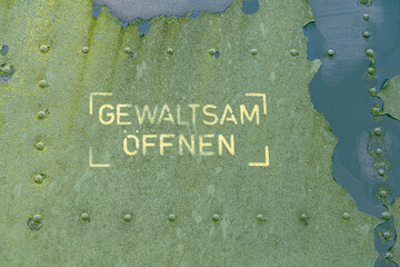 gewaltsam öffnen