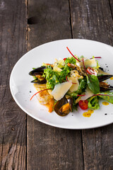 Salad with mussels, shrimps, cheese