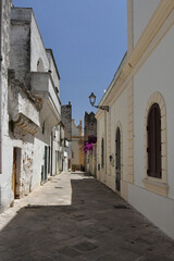 Obraz premium A street in the historic center of Specchia, a medieval town in the Puglia region, Italy.