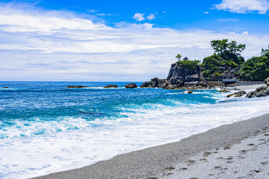 【高知県】青空の下の夏の桂浜の海
