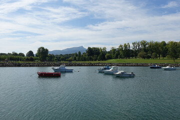 Fototapeta na wymiar Vue sur la montagne Rhune depuis la Nivelle à St Jean de Luz, au Pays Basque
