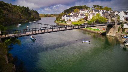 vue aérienne du vieux pont suspendu du Bono dans le Morbihan en Bretagne 