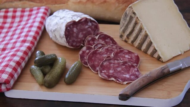 saucisson sec tranch&eacute; et tomme de montagne en gros plan