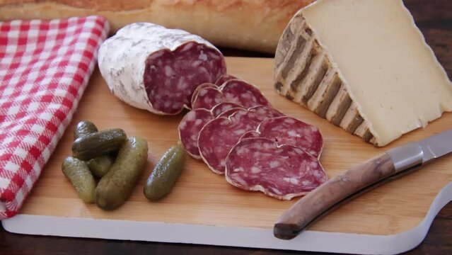 saucisson sec tranch&eacute; et tomme de montagne en gros plan