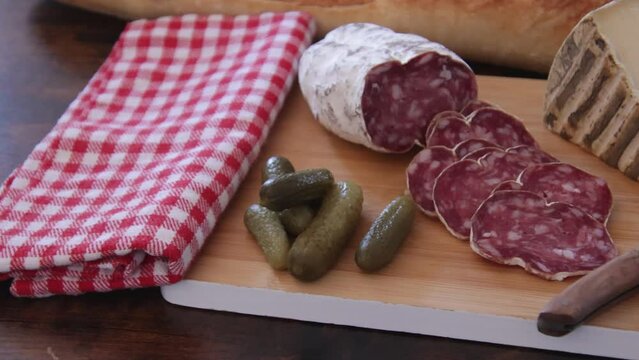 saucisson sec tranch&eacute; en gros plan