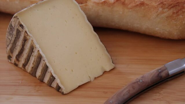 tranche de fromage tomme de montagne en gros plan