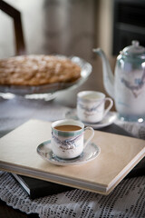 Breakfast or coffee break accompanied by homemade almond cake in a rustic, intimate and cozy atmosphere.
Coffee served and ready to drink in cups crafted on an ornate table.