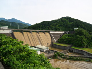 山の中のダムの全景
