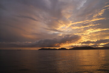 マジックアワーの空と雲　自然の芸術！瀬戸内海　山口県下松市笠戸島　ヒカリと輝き