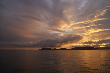 Naklejka premium SDGs地球の神秘 色ずく空と海と！マジックアワー の夕日と輝くヒカリ！山口県