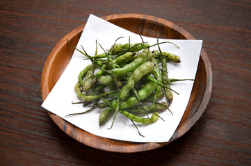 素揚げした紫大根の実、鞘大根