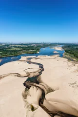 Fotobehang Laag waterpeil in de Vistula-rivier, effect van droogte gezien vanuit vogelperspectief. Stad Warschau in de verte. © lukszczepanski