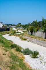 Fototapeta premium Siccità in Toscana: il fiume Versilia nei pressi di Forte dei Marmi, completamente asciutto