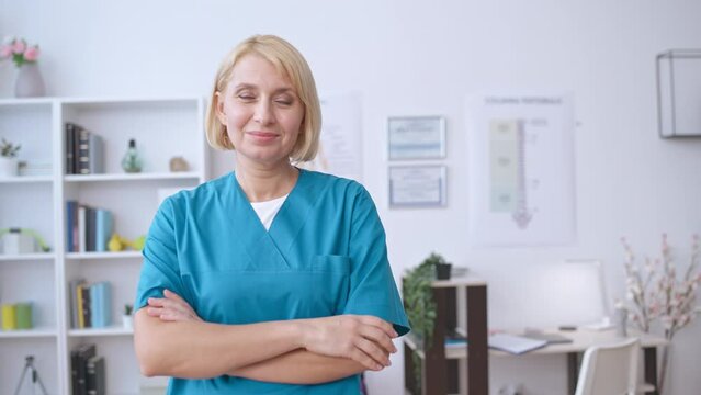 Portrait of nice female doctor smiling cam, arms crossed on chest, professional