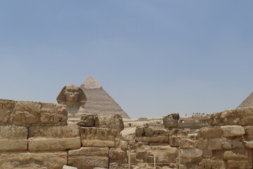 Fototapeta na wymiar Pirámide de Giza en la meseta de Giza. Estatua antigua. Ruinas antiguas