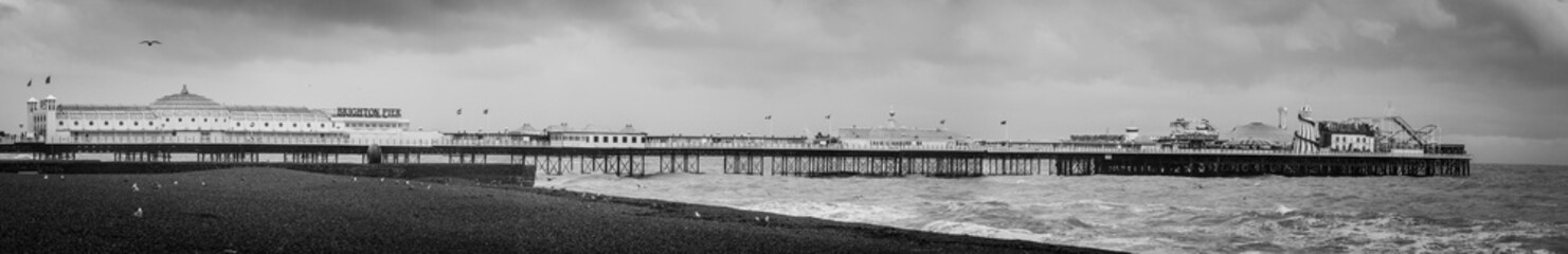 Obraz premium Traditional Victorian English Pier at Eastbourne Sussex Panorama